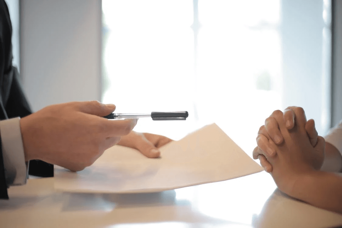 Spouses negotiating during divorce mediation
